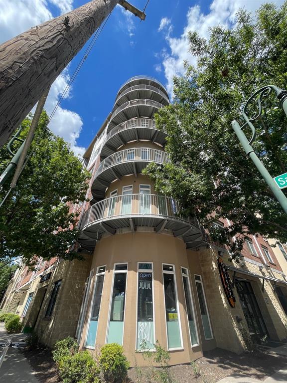 Building Photo - 910 W 25th St