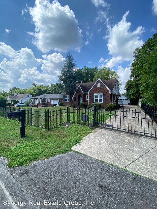 4 br, 2.5 bath House 1214 Sunnymeade Drive House Rental in