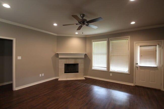 Building Photo - Beautiful 3 Bedroom 2 Bath Home in Guinn E...