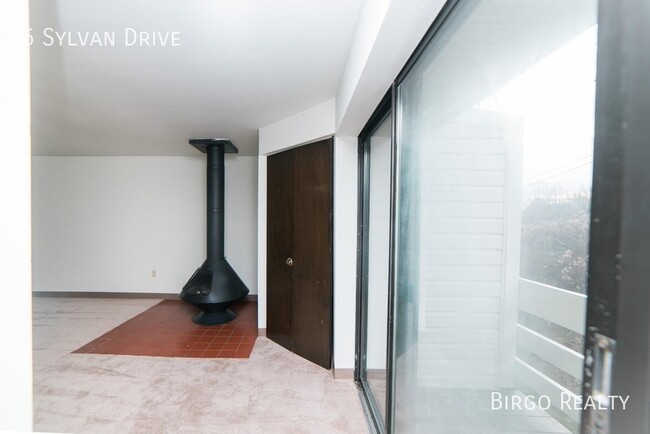 Foto del edificio - Warm up next to the fire in this 2 bedroom...