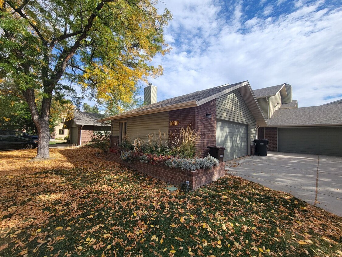 Foto principal - Updated East Boulder Townhome on a quite c...