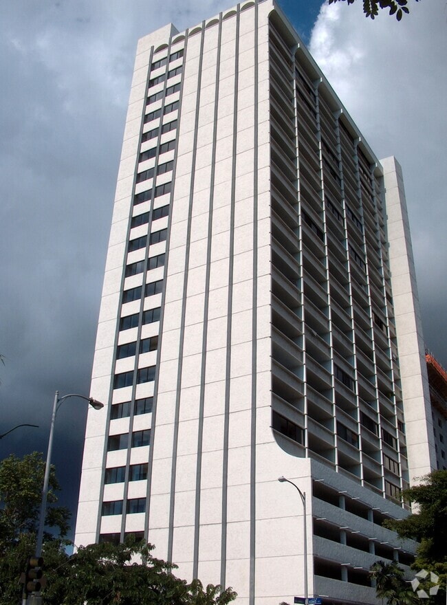 View from Kuhio Avenue - La Casa
