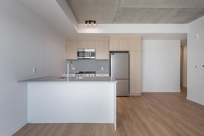 Building Photo - E201