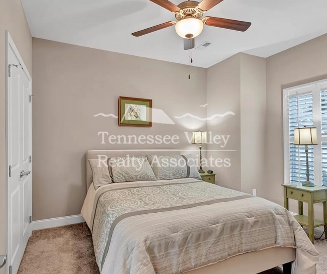 Building Photo - IMMACULATE Executive townhome in great Wes...