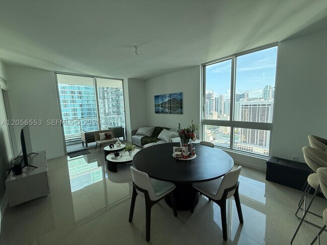Foto del edificio - 300 S Biscayne Blvd