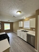 Building Photo - 6910 Bayou Crest Dr