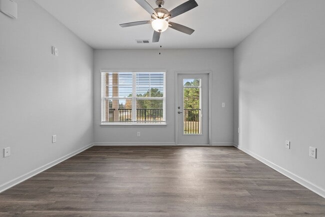 Building Photo - The Groves at 421 *Move In Special*