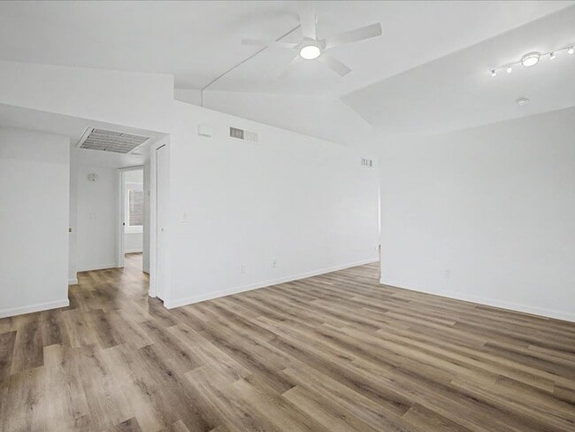 Building Photo - 3 bedroom, 2 bath, Garage