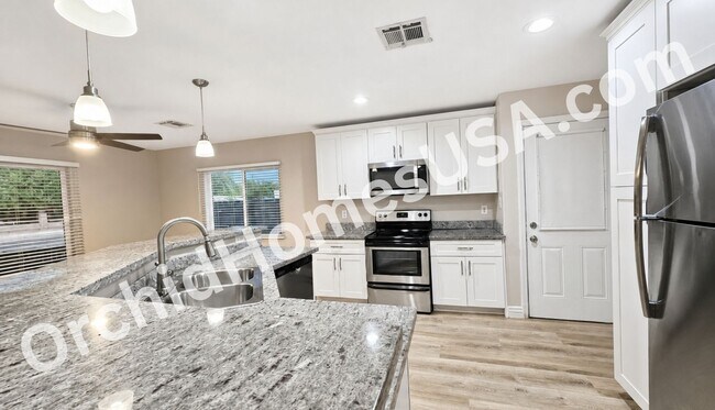 Building Photo - 5208 S 11th Ave