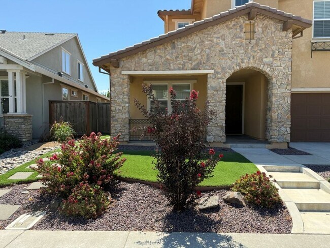 Foto del edificio - Newer Modern 4 Bedroom 3.5 Bath w/ Bedroom...
