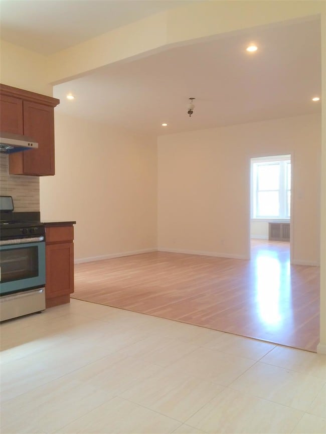 Building Photo - 111 Bay 40Th St