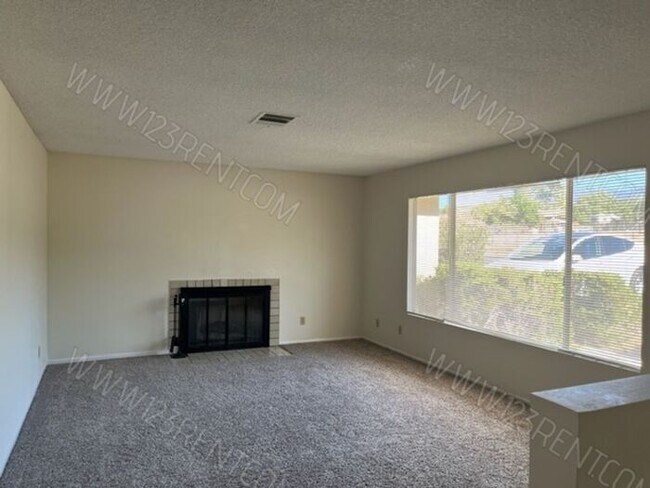 Foto del edificio - 3BD/2BTH SINGLE STORY HOME IN PEARBLOSSOM