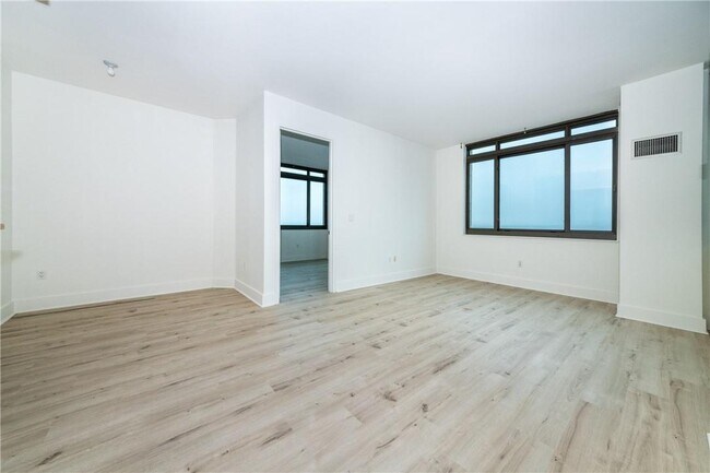 Building Photo - 175 Huguenot St
