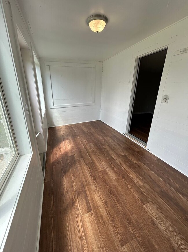 Building Photo - 1 bed + 1 bonus room apartment in Laurel