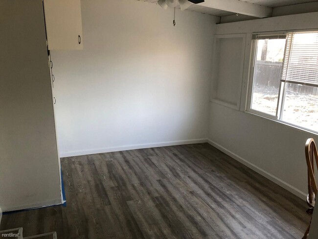 Building Photo - 1121 Kensington Dr