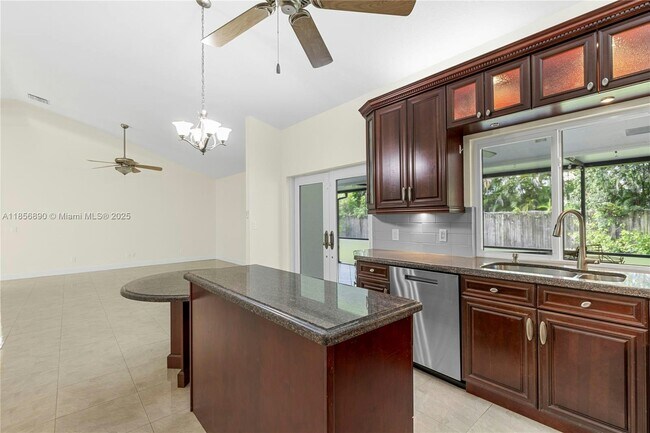 Foto del edificio - 15800 Surrey Cir