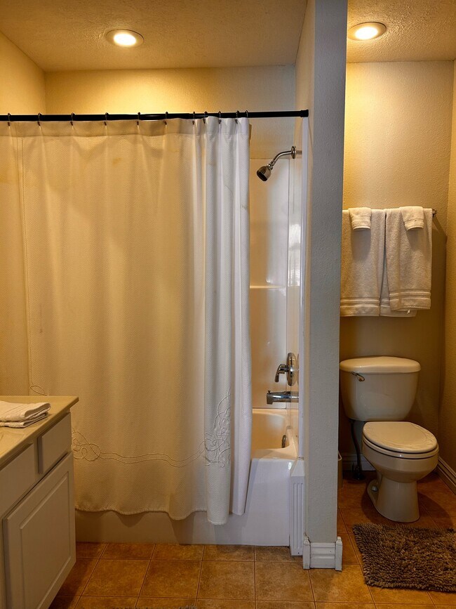 Building Photo - 25575 17-770E