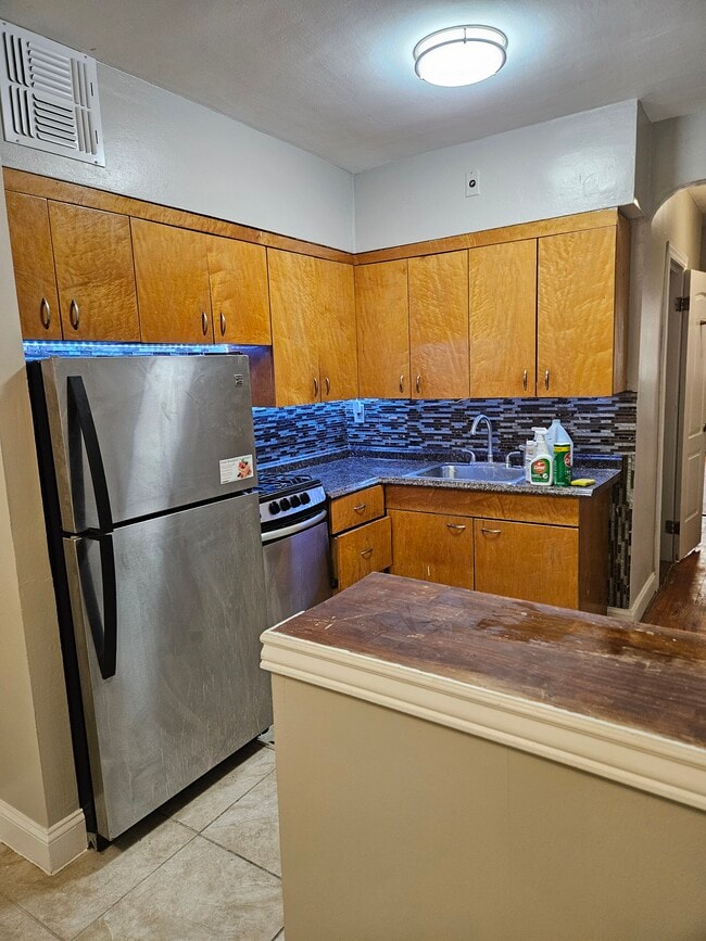 Foto del edificio - 1648 E 55th St