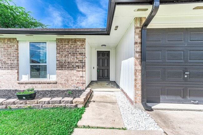 Building Photo - 7003 Buchanan Dr