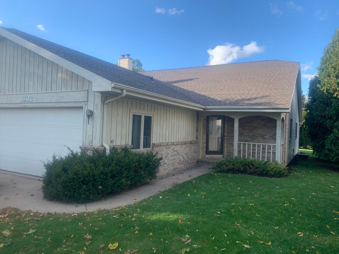 1602 E Tracia Ln, Appleton, WI 54911 Townhome Rentals in Appleton WI