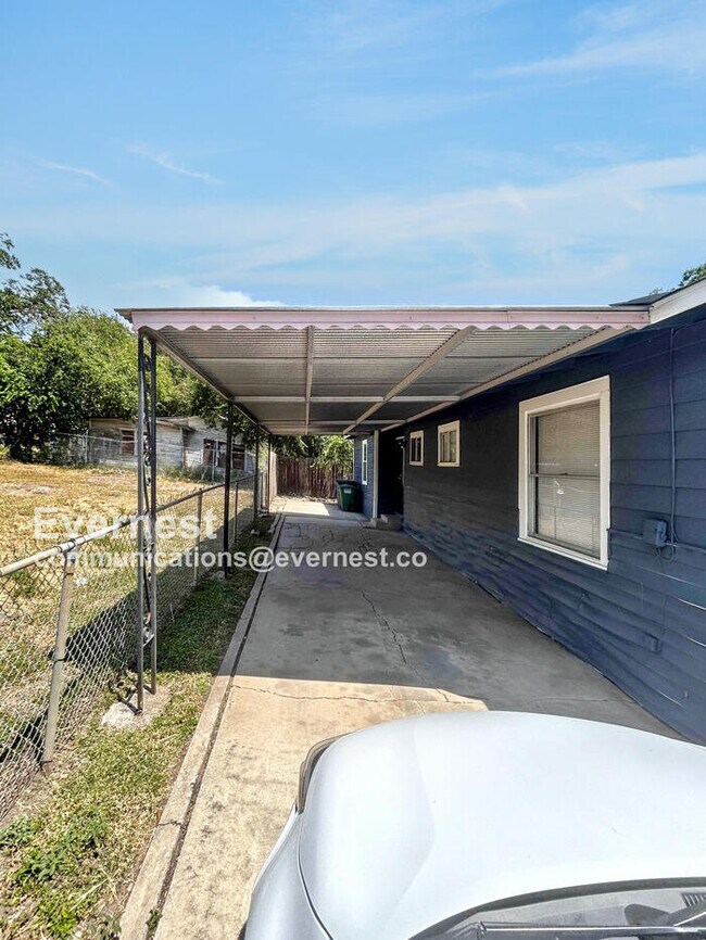 Foto del edificio - Lovely 3-Bedroom Home with Modern comforts...