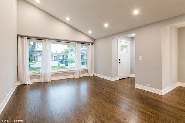 Building Photo - 732 W Millers Rd