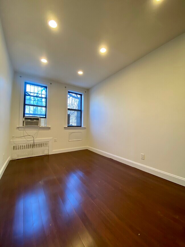 Building Photo - 154 E 7th St