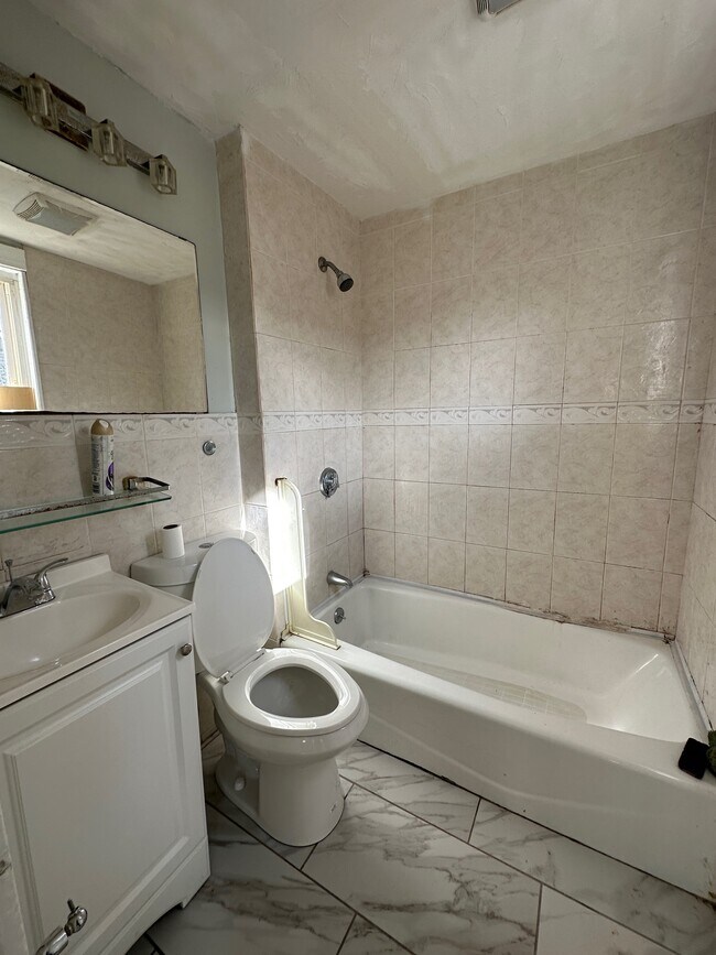 Bathroom - 86 Plantation St