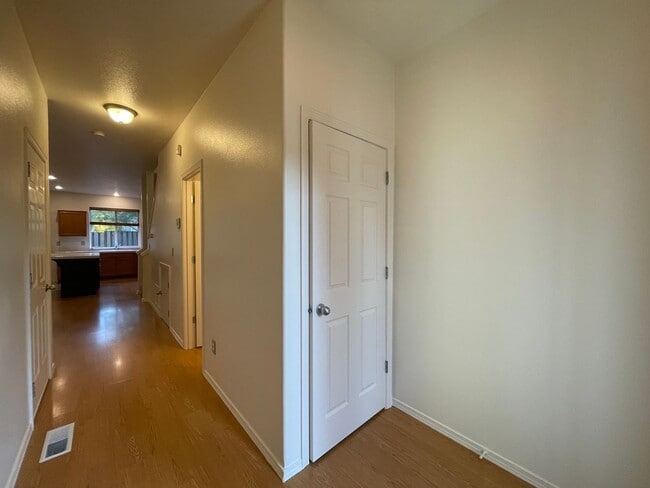 Building Photo - Welcome to your new 3 bed, 2.5 bath home i...