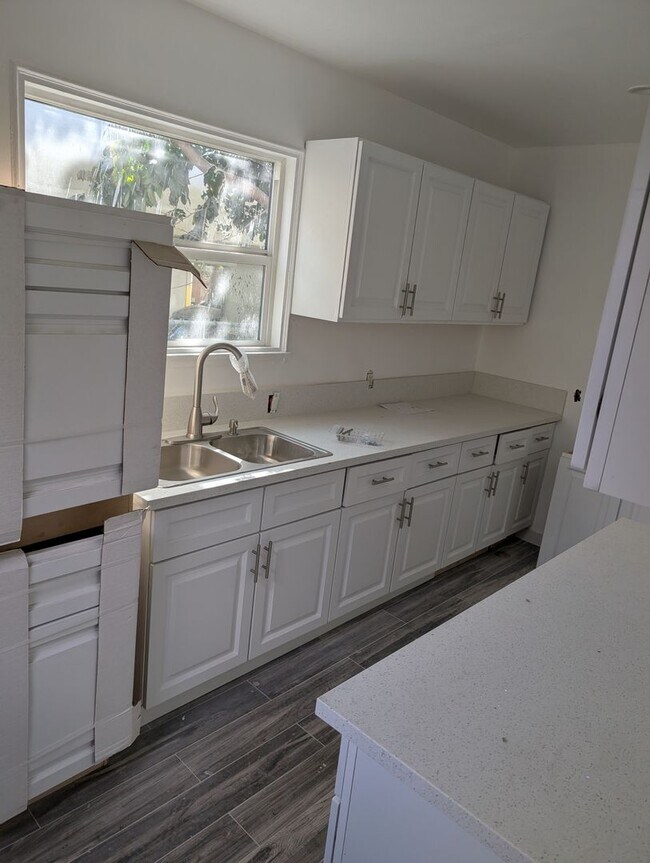 Building Photo - 1194 N Kingsley Dr