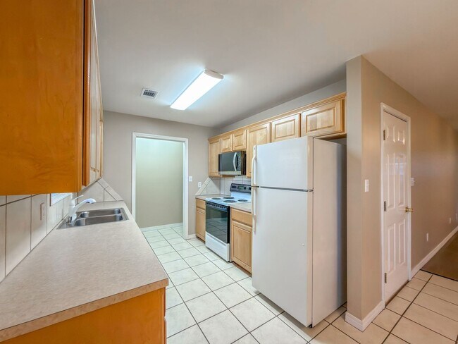 Building Photo - 1627 Osage St