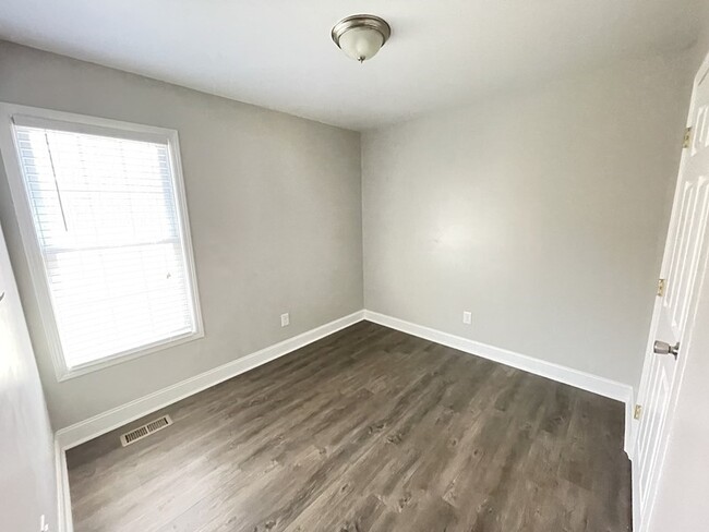 Building Photo - Great location near 321 for this 3 bedroom...