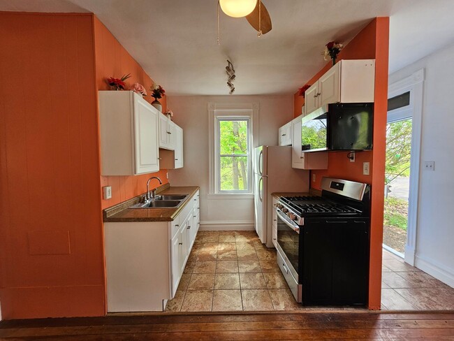 Building Photo - 2 bedroom Cozy Bungalow in Etna!