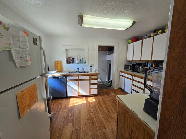 Building Photo - 4 bed, 2 bath House On The Hill!