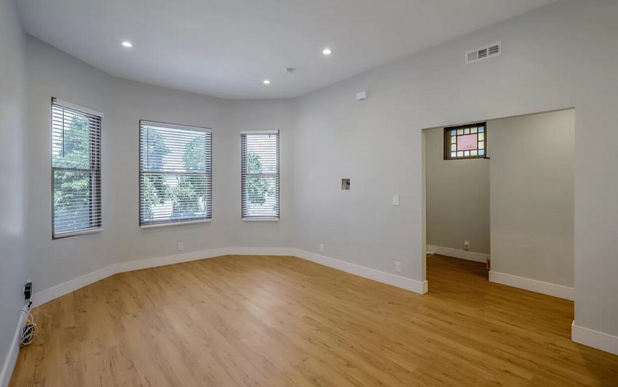 Primary Photo - ALL remodeled 3bed/2bath Victorian DUPLEX!...