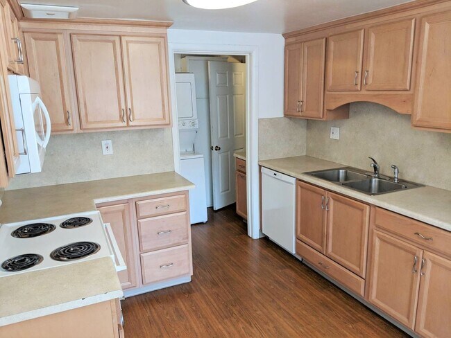 Building Photo - Spacious 5 bed/2 bath South Campus home wi...