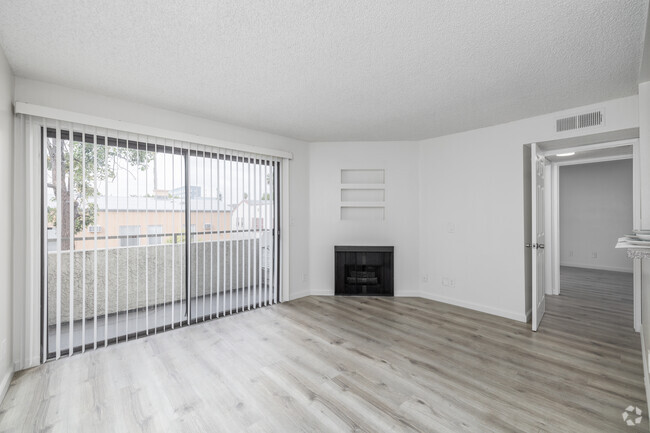 2BR, 2BA - 825SF - Living Room - 825 S. Hobart Blvd.