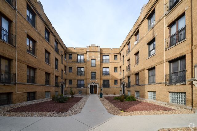 Building Photo - 724 W Roscoe St