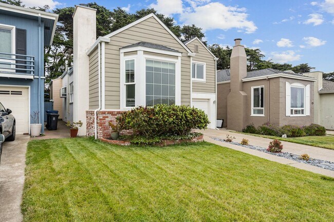 Building Photo - Spacious and Bright 3 Bed + Bonus Room, 2 ...
