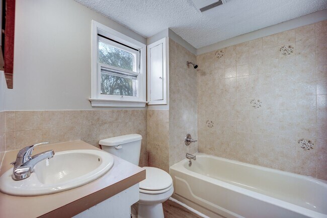 Building Photo - FREE MONTH RENT! Freshly Updated 3 Bedroom House