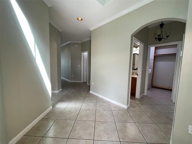 Foto del edificio - 5031 Madison Lakes Cir W