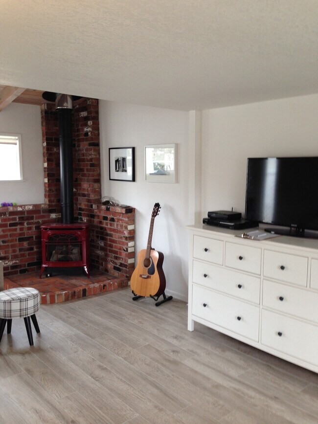 Building Photo - In-town Cottage