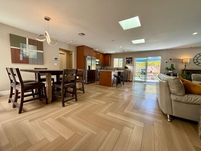 Building Photo - Luxury Furnished 4 Bedroom Home with Pool ...