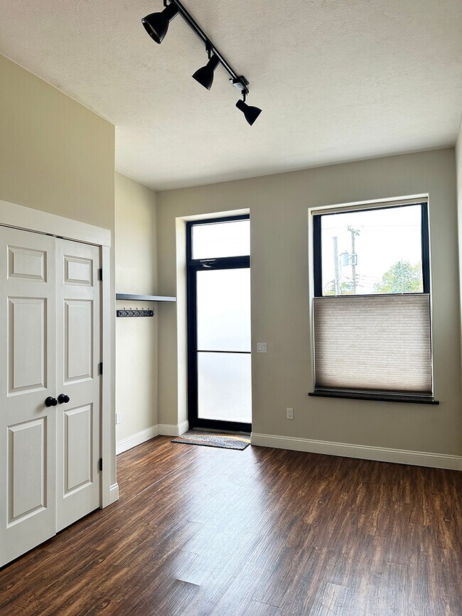 Foto del edificio - 330 S Cedar St