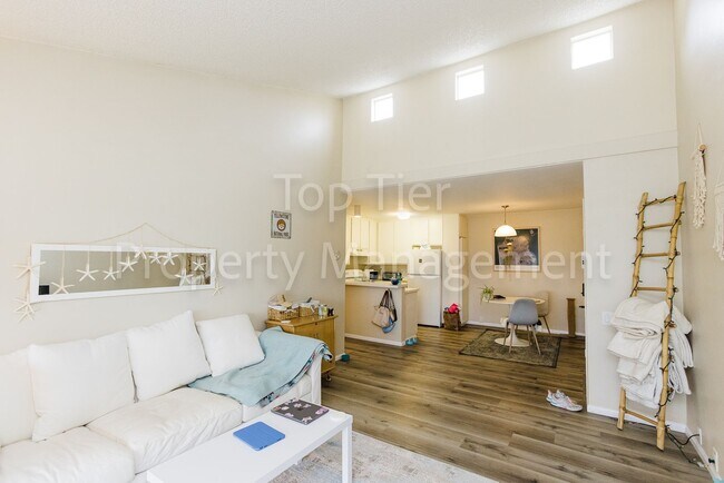 Foto del edificio - Spacious Top-Floor 1BR Condo with Ocean Vi...