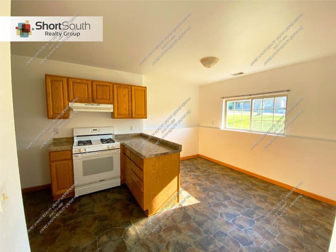 Primary Photo - 4 bed 2 bath Single Family Home