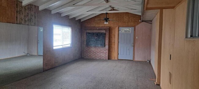Building Photo - 302 Denslowe Street