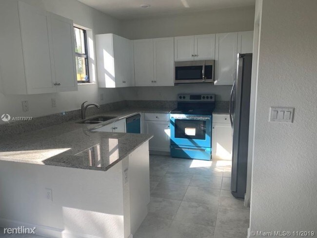 Building Photo - 3 br, 0.5 bath Townhome - 11270 SW 250th Ter