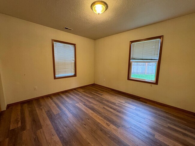 Building Photo - 555 SE Century Blvd ~ Refreshed Single-lev...