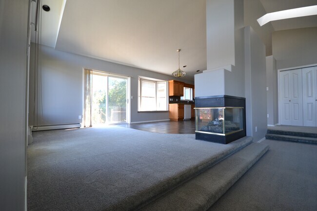 Building Photo - 7390 Ridgeview St